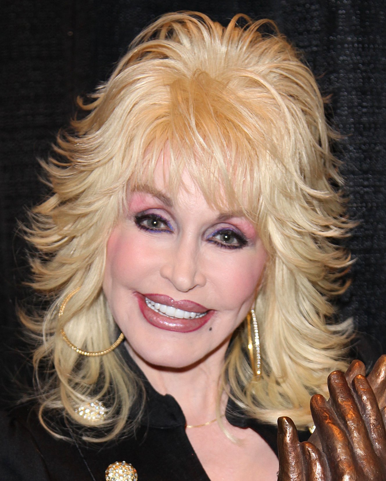 Dolly Parton smiling while accepting the Liseberg Applause Award